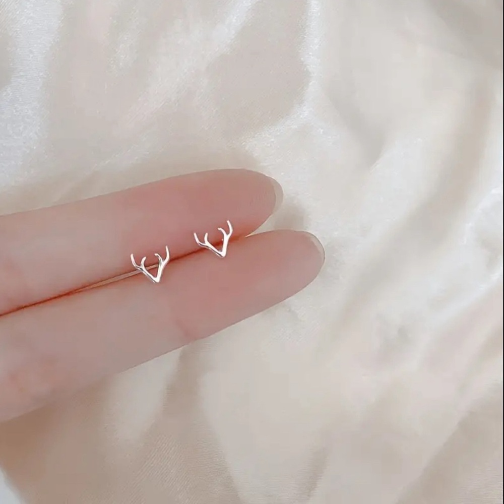 🌟NEW🌟 Dainty antler stud earrings - silver color is still available